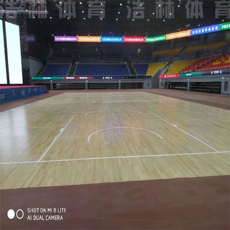 通常情况下，在篮球场上使用的是什么类型的木地板呢？浩林体育(图1)
